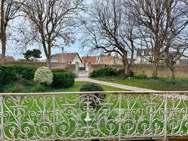 À 400m de la mer, Petit Château néo Louis XIII du XIXe, parc de 0.73ha avec piscine