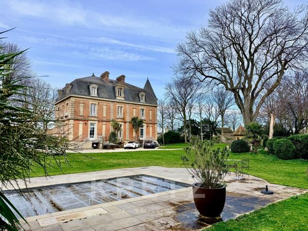 À 400m de la mer, Petit Château néo Louis XIII du XIXe, parc de 0.73ha avec piscine