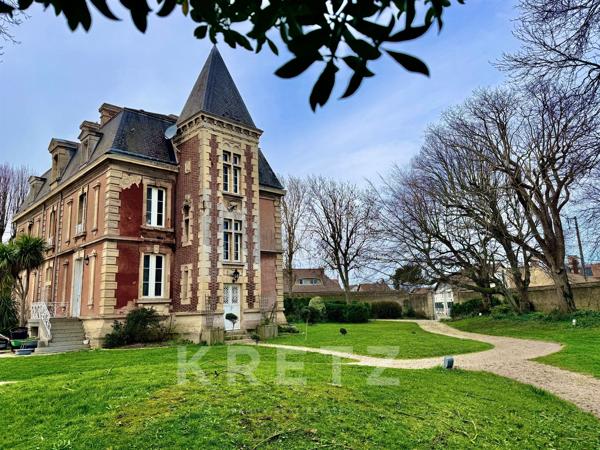 À 400m de la mer, Petit Château néo Louis XIII du XIXe, parc de 0.73ha avec piscine