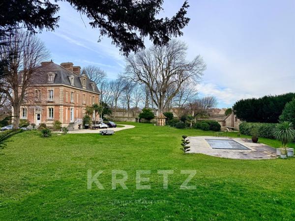 À 400m de la mer, Petit Château néo Louis XIII du XIXe, parc de 0.73ha avec piscine