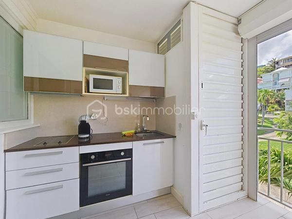 EXCLUSIVITE 
Delphine MIRANDA pour BSK Immobilier 

Célèbre site doté d'une magnifique cocoteraie s'étendant sur 7 hectares , d'un accès plage direct , d'un restaurant de plage, d'une grande
piscine à débordement vue mer, d'un cours de tennis et d'un service de gardiennage avec accès sécurisé, le domaine de l' Anse des Rochers
est sans conteste le lieu par excellence voué à un investissement locatif saisonnier.

Cet appartement a été rénové avec goût et modernité, il offre une opportunité clé en main d'investissement.
Doté d'un carnet de réservation bien rempli les locations en cours seront rétrocédées à son repreneur. (me consulter pour les détails).

Il se compose d'une entrée avec placards de rangements , une salle d'eau rénovée avec coin buanderie machine à laver, douche à l'italienne et toilettes.
La pièce de vie chambre est climatisée, elle propose un lit 2 places et un espace coin télé.
La loggia abrite la cuisine aménagée avec son espace repas avec une vue dégagée .
Vendu meublé clé en main aucun travaux à prévoir .
Internet : fibre optique

Plus d'informations? N'hésitez pas à me contacter par appel ou sms whatsapp de préférence , demandez la vidéo du bien !

Les charges de copropriété incluent : l'eau, l'électricité, fond de roulement du syndic ...