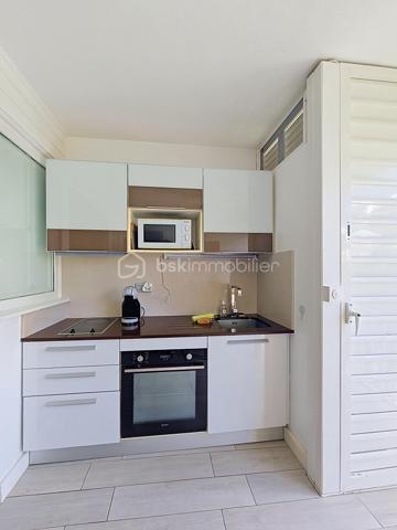 EXCLUSIVITE 
Delphine MIRANDA pour BSK Immobilier 

Célèbre site doté d'une magnifique cocoteraie s'étendant sur 7 hectares , d'un accès plage direct , d'un restaurant de plage, d'une grande
piscine à débordement vue mer, d'un cours de tennis et d'un service de gardiennage avec accès sécurisé, le domaine de l' Anse des Rochers
est sans conteste le lieu par excellence voué à un investissement locatif saisonnier.

Cet appartement a été rénové avec goût et modernité, il offre une opportunité clé en main d'investissement.
Doté d'un carnet de réservation bien rempli les locations en cours seront rétrocédées à son repreneur. (me consulter pour les détails).

Il se compose d'une entrée avec placards de rangements , une salle d'eau rénovée avec coin buanderie machine à laver, douche à l'italienne et toilettes.
La pièce de vie chambre est climatisée, elle propose un lit 2 places et un espace coin télé.
La loggia abrite la cuisine aménagée avec son espace repas avec une vue dégagée .
Vendu meublé clé en main aucun travaux à prévoir .
Internet : fibre optique

Plus d'informations? N'hésitez pas à me contacter par appel ou sms whatsapp de préférence , demandez la vidéo du bien !

Les charges de copropriété incluent : l'eau, l'électricité, fond de roulement du syndic ...