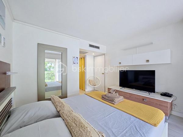 EXCLUSIVITE 
Delphine MIRANDA pour BSK Immobilier 

Célèbre site doté d'une magnifique cocoteraie s'étendant sur 7 hectares , d'un accès plage direct , d'un restaurant de plage, d'une grande
piscine à débordement vue mer, d'un cours de tennis et d'un service de gardiennage avec accès sécurisé, le domaine de l' Anse des Rochers
est sans conteste le lieu par excellence voué à un investissement locatif saisonnier.

Cet appartement a été rénové avec goût et modernité, il offre une opportunité clé en main d'investissement.
Doté d'un carnet de réservation bien rempli les locations en cours seront rétrocédées à son repreneur. (me consulter pour les détails).

Il se compose d'une entrée avec placards de rangements , une salle d'eau rénovée avec coin buanderie machine à laver, douche à l'italienne et toilettes.
La pièce de vie chambre est climatisée, elle propose un lit 2 places et un espace coin télé.
La loggia abrite la cuisine aménagée avec son espace repas avec une vue dégagée .
Vendu meublé clé en main aucun travaux à prévoir .
Internet : fibre optique

Plus d'informations? N'hésitez pas à me contacter par appel ou sms whatsapp de préférence , demandez la vidéo du bien !

Les charges de copropriété incluent : l'eau, l'électricité, fond de roulement du syndic ...