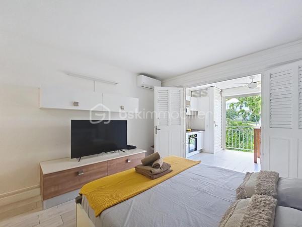EXCLUSIVITE 
Delphine MIRANDA pour BSK Immobilier 

Célèbre site doté d'une magnifique cocoteraie s'étendant sur 7 hectares , d'un accès plage direct , d'un restaurant de plage, d'une grande
piscine à débordement vue mer, d'un cours de tennis et d'un service de gardiennage avec accès sécurisé, le domaine de l' Anse des Rochers
est sans conteste le lieu par excellence voué à un investissement locatif saisonnier.

Cet appartement a été rénové avec goût et modernité, il offre une opportunité clé en main d'investissement.
Doté d'un carnet de réservation bien rempli les locations en cours seront rétrocédées à son repreneur. (me consulter pour les détails).

Il se compose d'une entrée avec placards de rangements , une salle d'eau rénovée avec coin buanderie machine à laver, douche à l'italienne et toilettes.
La pièce de vie chambre est climatisée, elle propose un lit 2 places et un espace coin télé.
La loggia abrite la cuisine aménagée avec son espace repas avec une vue dégagée .
Vendu meublé clé en main aucun travaux à prévoir .
Internet : fibre optique

Plus d'informations? N'hésitez pas à me contacter par appel ou sms whatsapp de préférence , demandez la vidéo du bien !

Les charges de copropriété incluent : l'eau, l'électricité, fond de roulement du syndic ...