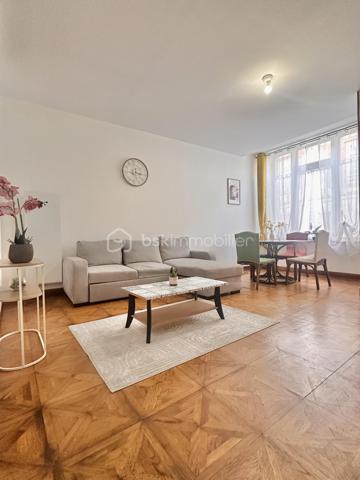 Au cœur d’Auxerre , je vous propose un grand appartement de 52m2 décoré avec goût .

Il se compose d’une entrée , un vaste salon / séjour , une cuisine aménagée , une chambre avec placard , une salle d’eau avec douche , un wc séparé et une petite courette .

Pour tout renseignements complémentaires ou prévoir une visite , contactez moi.