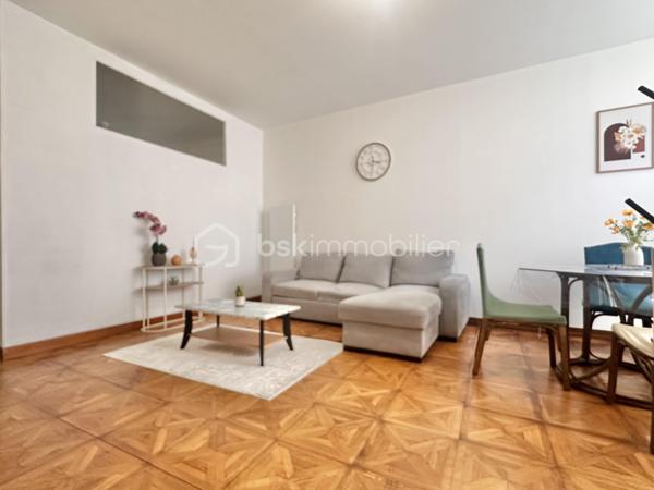 Au cœur d’Auxerre , je vous propose un grand appartement de 52m2 décoré avec goût .

Il se compose d’une entrée , un vaste salon / séjour , une cuisine aménagée , une chambre avec placard , une salle d’eau avec douche , un wc séparé et une petite courette .

Pour tout renseignements complémentaires ou prévoir une visite , contactez moi.
