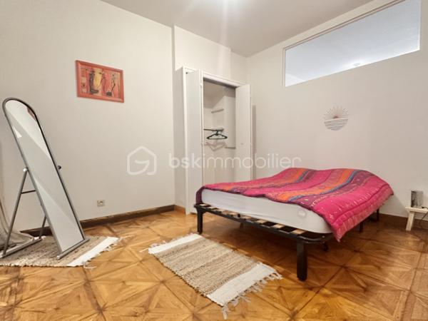 Au cœur d’Auxerre , je vous propose un grand appartement de 52m2 décoré avec goût .

Il se compose d’une entrée , un vaste salon / séjour , une cuisine aménagée , une chambre avec placard , une salle d’eau avec douche , un wc séparé et une petite courette .

Pour tout renseignements complémentaires ou prévoir une visite , contactez moi.
