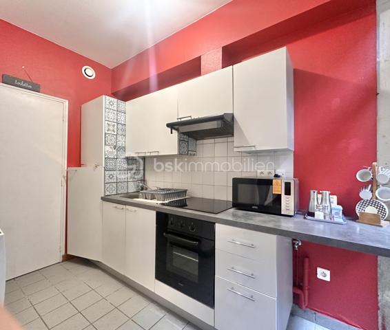Au cœur d’Auxerre , je vous propose un grand appartement de 52m2 décoré avec goût .

Il se compose d’une entrée , un vaste salon / séjour , une cuisine aménagée , une chambre avec placard , une salle d’eau avec douche , un wc séparé et une petite courette .

Pour tout renseignements complémentaires ou prévoir une visite , contactez moi.