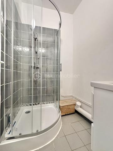 Au cœur d’Auxerre , je vous propose un grand appartement de 52m2 décoré avec goût .

Il se compose d’une entrée , un vaste salon / séjour , une cuisine aménagée , une chambre avec placard , une salle d’eau avec douche , un wc séparé et une petite courette .

Pour tout renseignements complémentaires ou prévoir une visite , contactez moi.