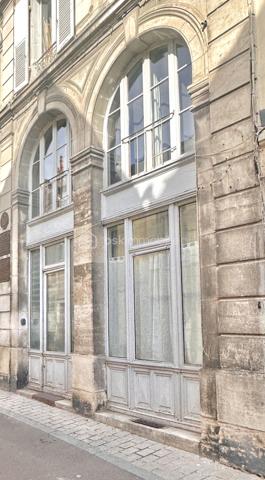 Au cœur d’Auxerre , je vous propose un grand appartement de 52m2 décoré avec goût .

Il se compose d’une entrée , un vaste salon / séjour , une cuisine aménagée , une chambre avec placard , une salle d’eau avec douche , un wc séparé et une petite courette .

Pour tout renseignements complémentaires ou prévoir une visite , contactez moi.