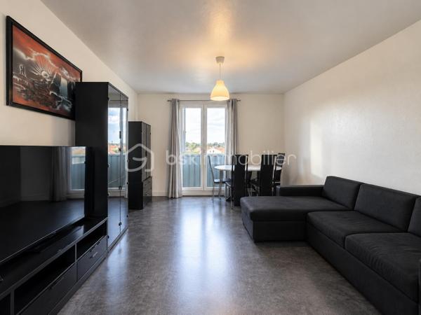 Situé dans le secteur recherché du Square Jean Mermoz au Blanc-Mesnil, nous vous proposons cet appartement de type 4 pièces, offrant une configuration fonctionnelle et familiale.
Il se compose d’une entrée, d’un séjour, de trois chambres, d’une cuisine indépendante, d’une salle de bain et de WC.
Une cave complète ce bien.
Par sa distribution et son emplacement, cet appartement constitue une opportunité adaptée aussi bien à une famille qu’à un projet d’investissement.
Pour plus d’informations ou pour organiser une visite, n’hésitez pas à nous contacter.