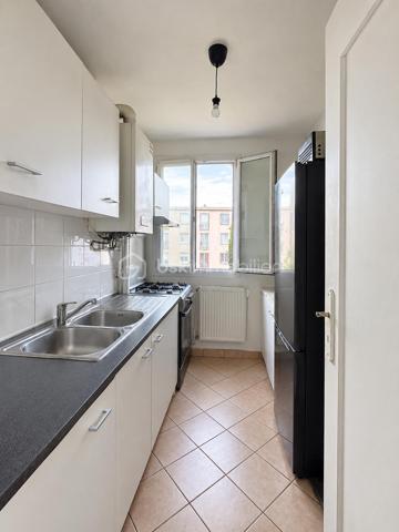 Situé dans le secteur recherché du Square Jean Mermoz au Blanc-Mesnil, nous vous proposons cet appartement de type 4 pièces, offrant une configuration fonctionnelle et familiale.
Il se compose d’une entrée, d’un séjour, de trois chambres, d’une cuisine indépendante, d’une salle de bain et de WC.
Une cave complète ce bien.
Par sa distribution et son emplacement, cet appartement constitue une opportunité adaptée aussi bien à une famille qu’à un projet d’investissement.
Pour plus d’informations ou pour organiser une visite, n’hésitez pas à nous contacter.