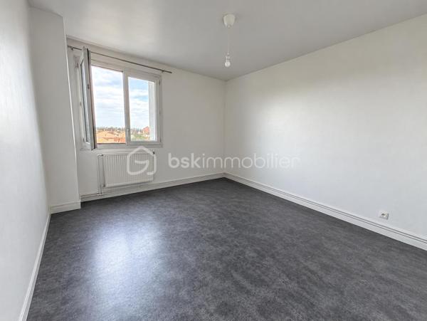 Situé dans le secteur recherché du Square Jean Mermoz au Blanc-Mesnil, nous vous proposons cet appartement de type 4 pièces, offrant une configuration fonctionnelle et familiale.
Il se compose d’une entrée, d’un séjour, de trois chambres, d’une cuisine indépendante, d’une salle de bain et de WC.
Une cave complète ce bien.
Par sa distribution et son emplacement, cet appartement constitue une opportunité adaptée aussi bien à une famille qu’à un projet d’investissement.
Pour plus d’informations ou pour organiser une visite, n’hésitez pas à nous contacter.
