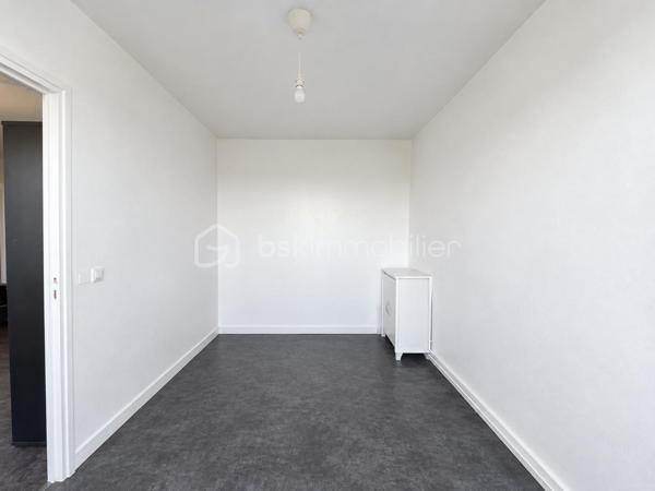 Situé dans le secteur recherché du Square Jean Mermoz au Blanc-Mesnil, nous vous proposons cet appartement de type 4 pièces, offrant une configuration fonctionnelle et familiale.
Il se compose d’une entrée, d’un séjour, de trois chambres, d’une cuisine indépendante, d’une salle de bain et de WC.
Une cave complète ce bien.
Par sa distribution et son emplacement, cet appartement constitue une opportunité adaptée aussi bien à une famille qu’à un projet d’investissement.
Pour plus d’informations ou pour organiser une visite, n’hésitez pas à nous contacter.