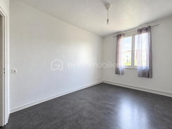 Situé dans le secteur recherché du Square Jean Mermoz au Blanc-Mesnil, nous vous proposons cet appartement de type 4 pièces, offrant une configuration fonctionnelle et familiale.
Il se compose d’une entrée, d’un séjour, de trois chambres, d’une cuisine indépendante, d’une salle de bain et de WC.
Une cave complète ce bien.
Par sa distribution et son emplacement, cet appartement constitue une opportunité adaptée aussi bien à une famille qu’à un projet d’investissement.
Pour plus d’informations ou pour organiser une visite, n’hésitez pas à nous contacter.