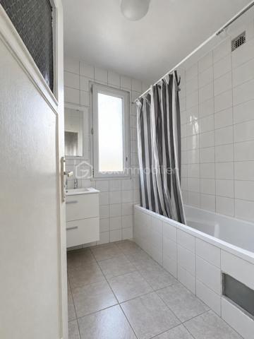 Situé dans le secteur recherché du Square Jean Mermoz au Blanc-Mesnil, nous vous proposons cet appartement de type 4 pièces, offrant une configuration fonctionnelle et familiale.
Il se compose d’une entrée, d’un séjour, de trois chambres, d’une cuisine indépendante, d’une salle de bain et de WC.
Une cave complète ce bien.
Par sa distribution et son emplacement, cet appartement constitue une opportunité adaptée aussi bien à une famille qu’à un projet d’investissement.
Pour plus d’informations ou pour organiser une visite, n’hésitez pas à nous contacter.
