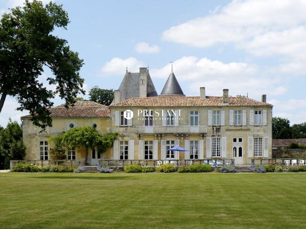 Chateau Féerique avec 2 gites indépendants, 3 piscines, salle de réception, et 20 chambres, PONS