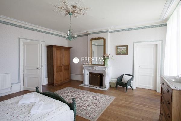 Chateau Féerique avec 2 gites indépendants, 3 piscines, salle de réception, et 20 chambres, PONS