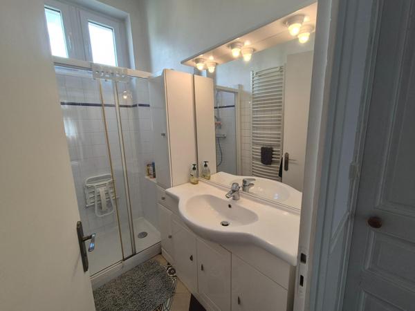 Une belle opportunité pour les amateurs de pierre et de projets de rénovation au cœur de Luçon.