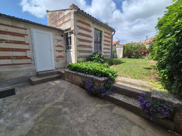 Une belle opportunité pour les amateurs de pierre et de projets de rénovation au cœur de Luçon.