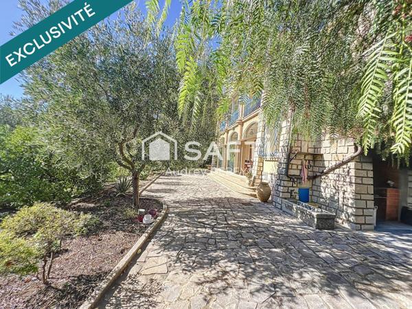 CALME ABSOLU ET CHARME MÉDITERRANÉEN : CETTE PROPRIÉTÉ D’EXCEPTION EST UN HAVRE DE PAIX À DEUX PAS DU PORT ET DES PLAGES.