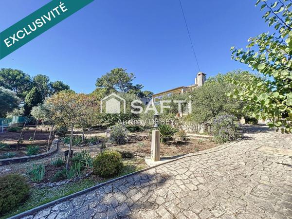 CALME ABSOLU ET CHARME MÉDITERRANÉEN : CETTE PROPRIÉTÉ D’EXCEPTION EST UN HAVRE DE PAIX À DEUX PAS DU PORT ET DES PLAGES.