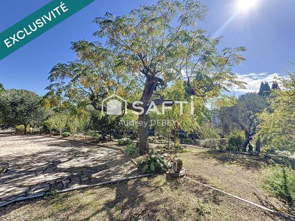 CALME ABSOLU ET CHARME MÉDITERRANÉEN : CETTE PROPRIÉTÉ D’EXCEPTION EST UN HAVRE DE PAIX À DEUX PAS DU PORT ET DES PLAGES.