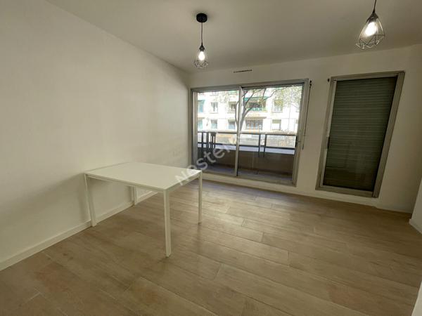 Local commercial/professionnel de  22 m² avec place de parking et balcon à louer sur Marseille 06 - Réf. 232