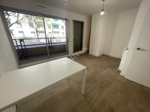 Local commercial/professionnel de  22 m² avec place de parking et balcon à louer sur Marseille 06 - Réf. 232