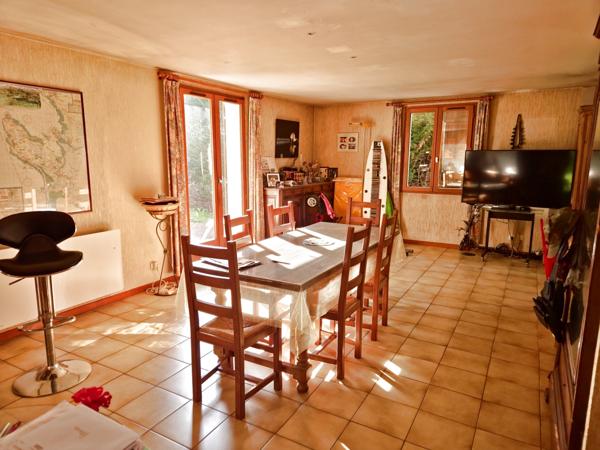 Saint-Martin-Bellevue (74370) Maison à étage,130 m², 3 chambres, sur sous sol complet sur un green de 1528 m², garage et porche