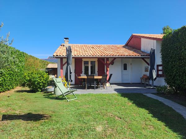 Maison de charme avec jardin, à pied des commerces, avec un espace pro.