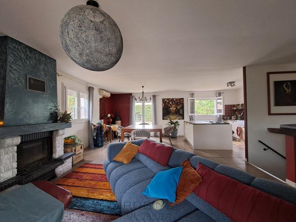 Maison de charme avec jardin, à pied des commerces, avec un espace pro.