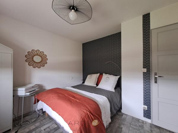 Maison de charme avec jardin, à pied des commerces, avec un espace pro.