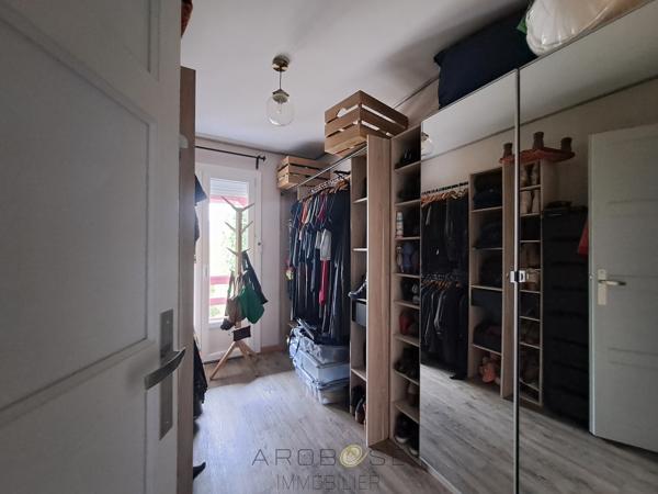 Maison de charme avec jardin, à pied des commerces, avec un espace pro.