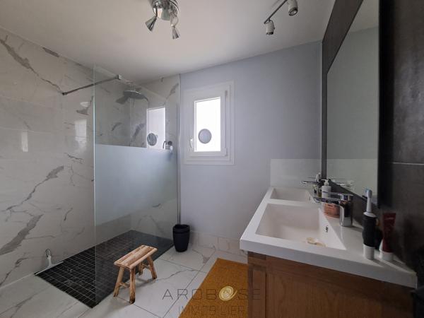 Maison de charme avec jardin, à pied des commerces, avec un espace pro.