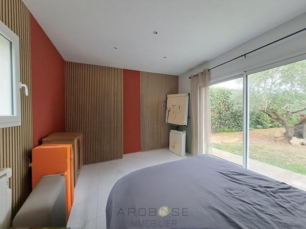 Maison de charme avec jardin, à pied des commerces, avec un espace pro.