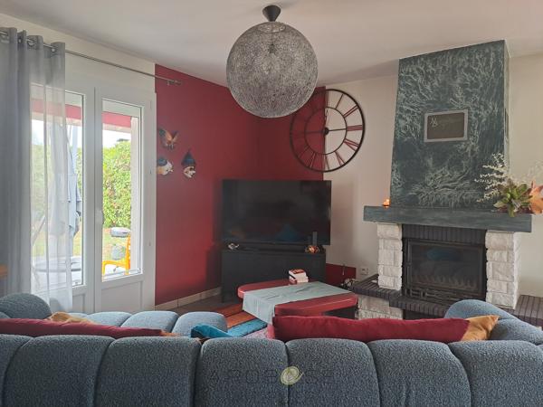 Maison de charme avec jardin, à pied des commerces, avec un espace pro.