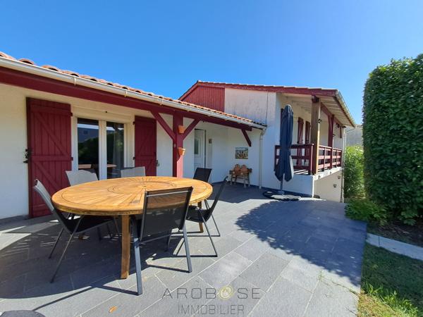 Maison de charme avec jardin, à pied des commerces, avec un espace pro.