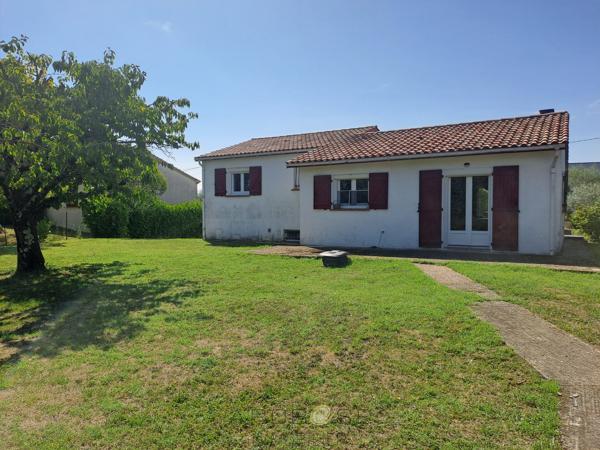 Maison de charme avec jardin, à pied des commerces, avec un espace pro.