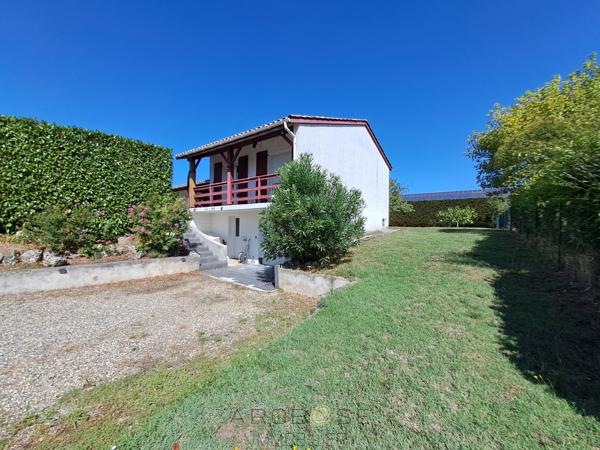 Maison de charme avec jardin, à pied des commerces, avec un espace pro.