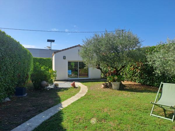 Maison de charme avec jardin, à pied des commerces, avec un espace pro.