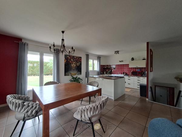 Maison de charme avec jardin, à pied des commerces, avec un espace pro.