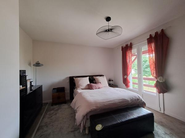 Maison de charme avec jardin, à pied des commerces, avec un espace pro.