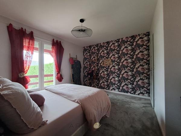 Maison de charme avec jardin, à pied des commerces, avec un espace pro.