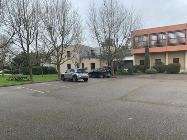 Site tertiaire à vendre à Châteaurenard avec grand terrain et vaste parking. Idéal siège social