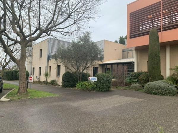 Site tertiaire à vendre à Châteaurenard avec grand terrain et vaste parking. Idéal siège social