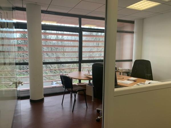 Site tertiaire à vendre à Châteaurenard avec grand terrain et vaste parking. Idéal siège social