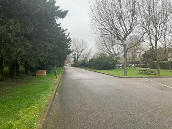 Site tertiaire à vendre à Châteaurenard avec grand terrain et vaste parking. Idéal siège social