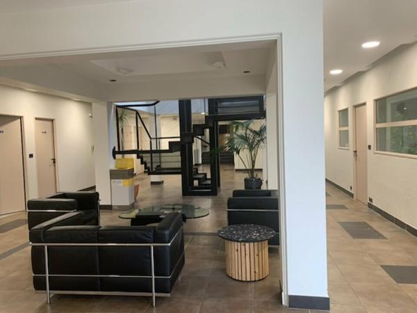 Site tertiaire à vendre à Châteaurenard avec grand terrain et vaste parking. Idéal siège social