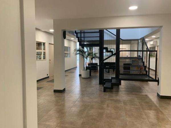 Site tertiaire à vendre à Châteaurenard avec grand terrain et vaste parking. Idéal siège social
